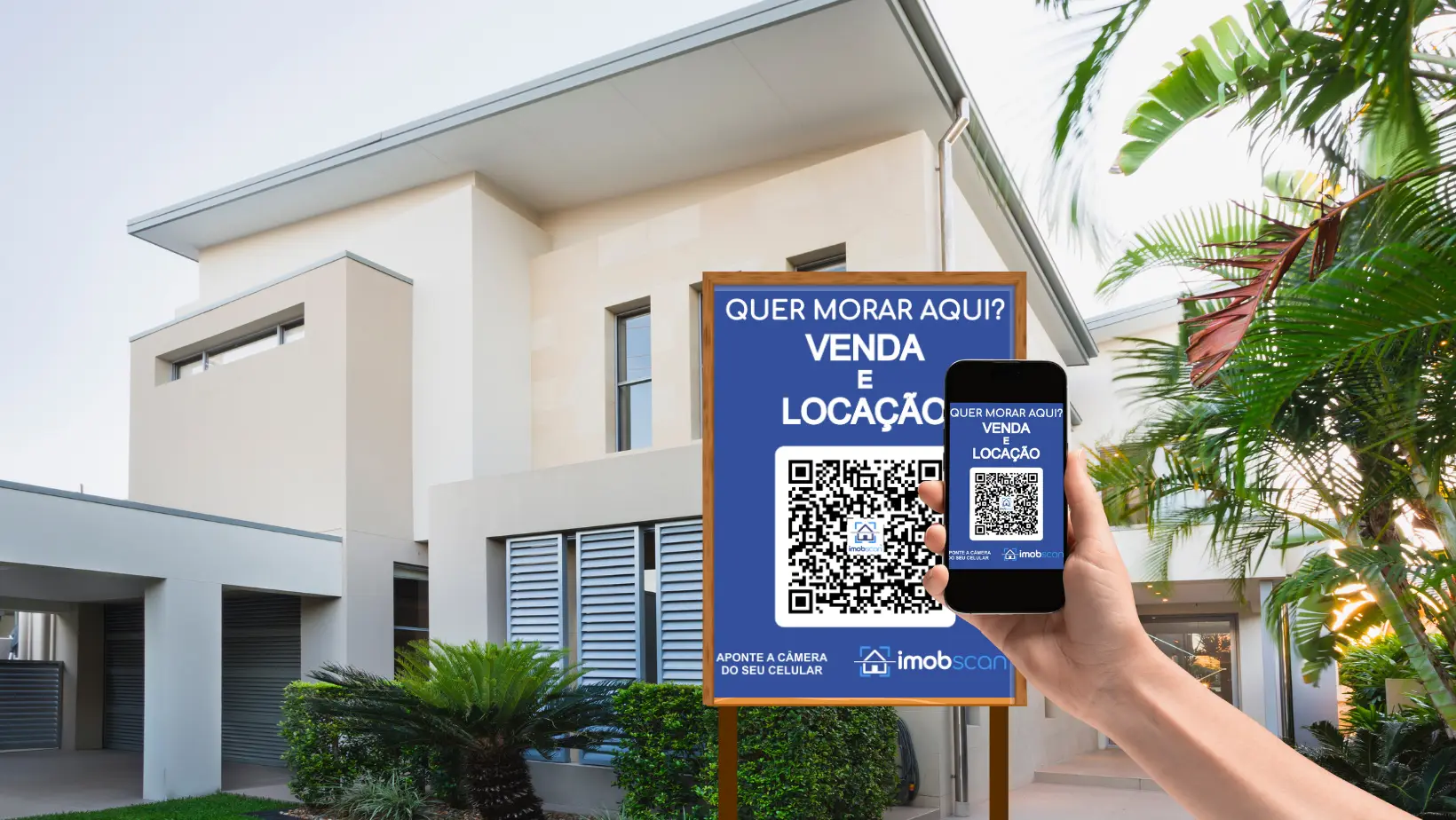 Mão apontando o celular para o QR Code imobscan em uma placa de venda e locação